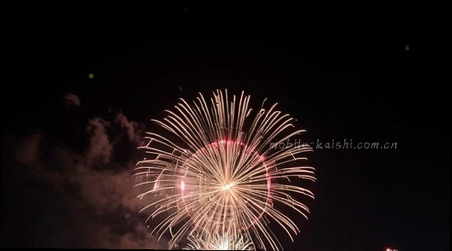 城市天际线夜景的抽象光影，一条浅金分割线贯穿画面